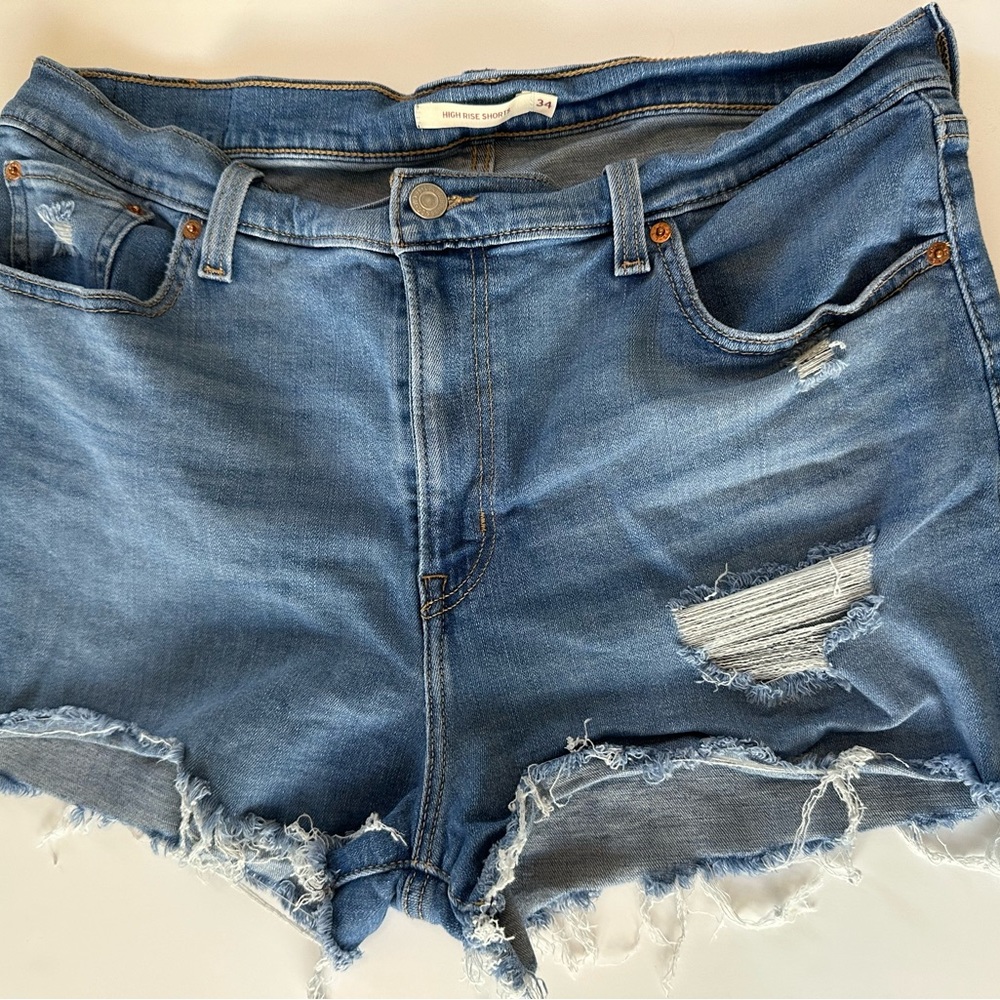 Levi’s High Rise Shorts - Picture 1 of 5
